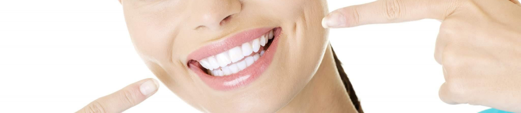 Вставить зубы: способы несъемного протезирования и виды коронок